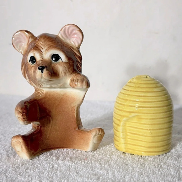 Vintage Japan Ceramic Brown Honey Bear Hugging Bee Hive Salt  & Pepper Shakers - Picture 7 of 13